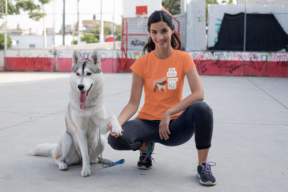 T-shirt sculpté « Mes chiens me promènent » 
