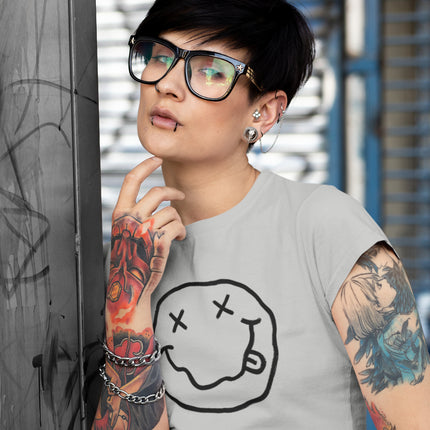 T-shirt sculpté avec un visage souriant 
