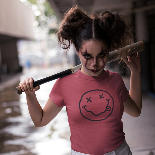 T-shirt sculpté avec un visage souriant 