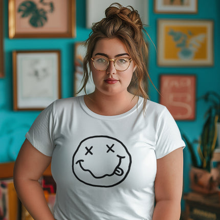 T-shirt sculpté avec un visage souriant 