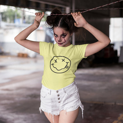 T-shirt sculpté avec un visage souriant 