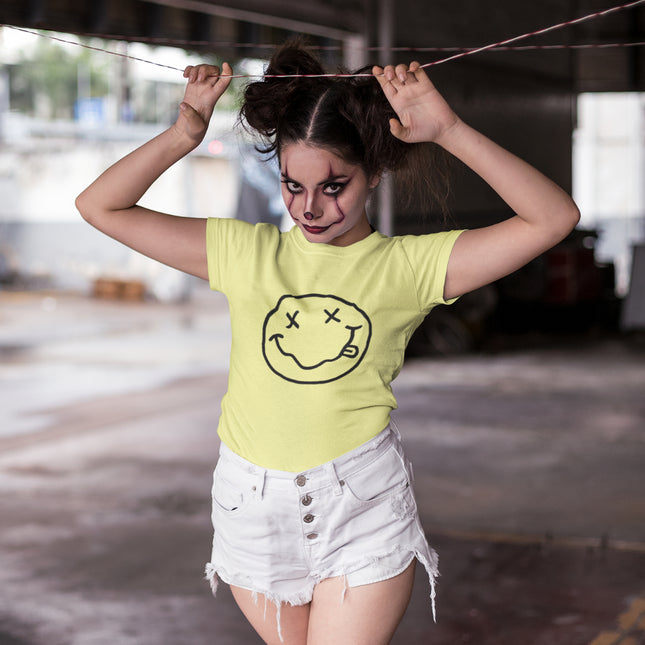 T-shirt sculpté avec un visage souriant 