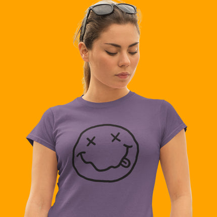 T-shirt sculpté avec un visage souriant 