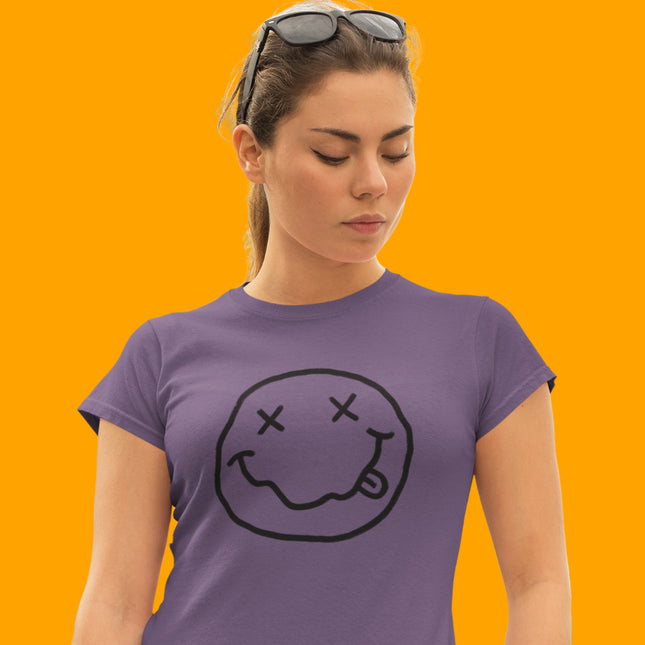 T-shirt sculpté avec un visage souriant 